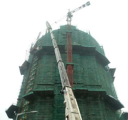下城吊车在工地上作业